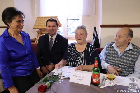 Slavnostna podelitev priznanj in cvetja briljantnim, bisernim in zlatim parom (16)
